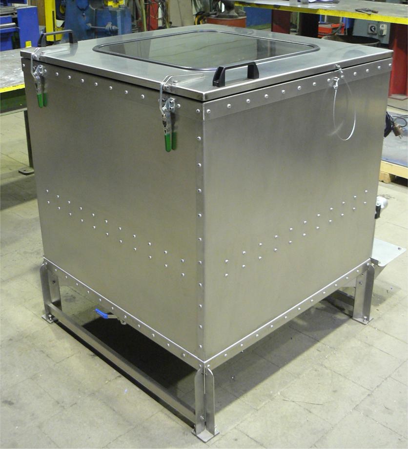 Großer rechteckiger Behälter aus Edelstahl mit Glasdeckel und zwei Griffen, auf einem Metallgestell stehend